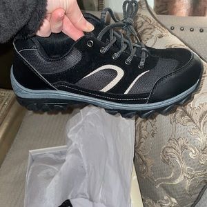 NEW in box black hiking /outdoor men shoes sz 9 not Merrell